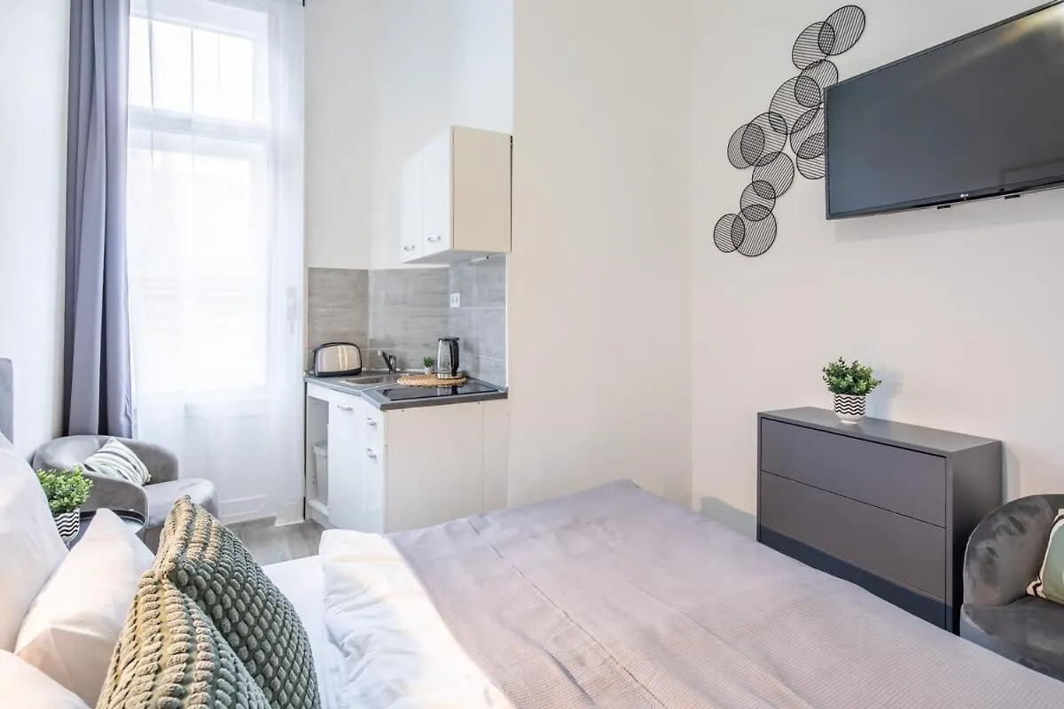 Extrem Central New Studio Budapest 0*,